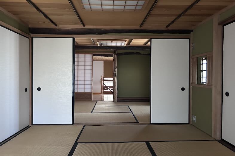 【２階茶室】畳や襖のあるノスタルジックな空間は番組の対談シーンや家族設定の演出にもマッチ