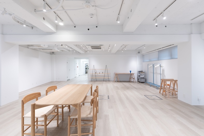 GOBLIN.北参道 -ROADSIDE-｜白とフローリングを基調とした明るい空間