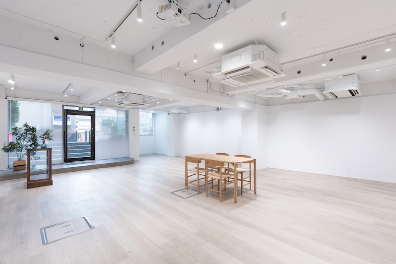 GOBLIN.北参道 -ROADSIDE-｜白とフローリングを基調とした明るい空間