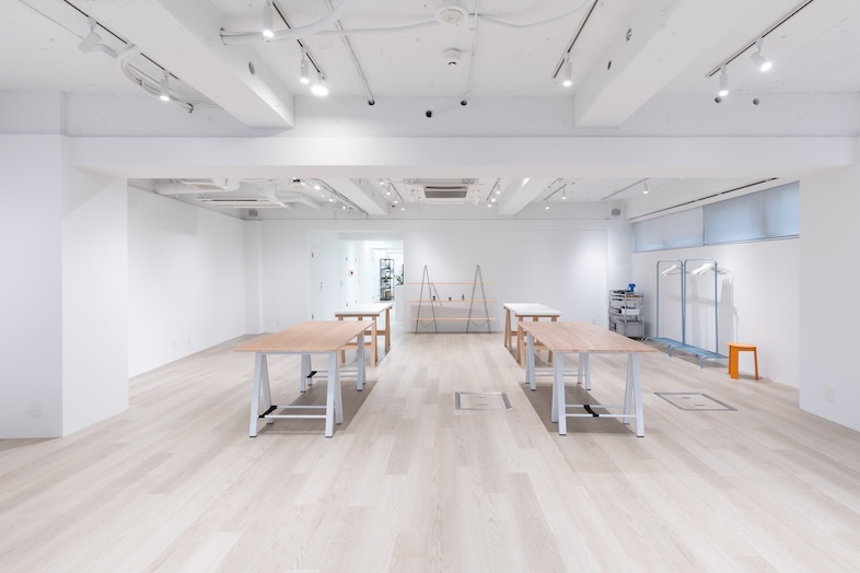 GOBLIN.北参道 -ROADSIDE-｜白とフローリングを基調とした明るい空間