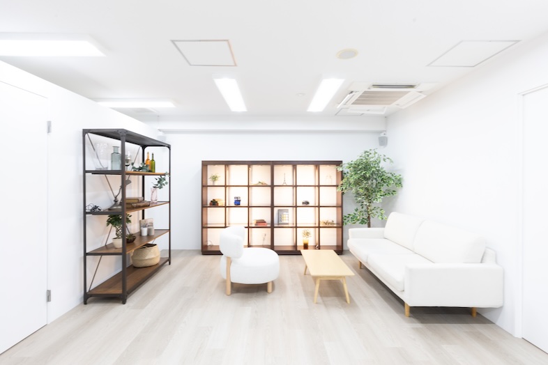 GOBLIN.北参道 -ROADSIDE-｜ソファブースは対談・インタビュー撮影に最適