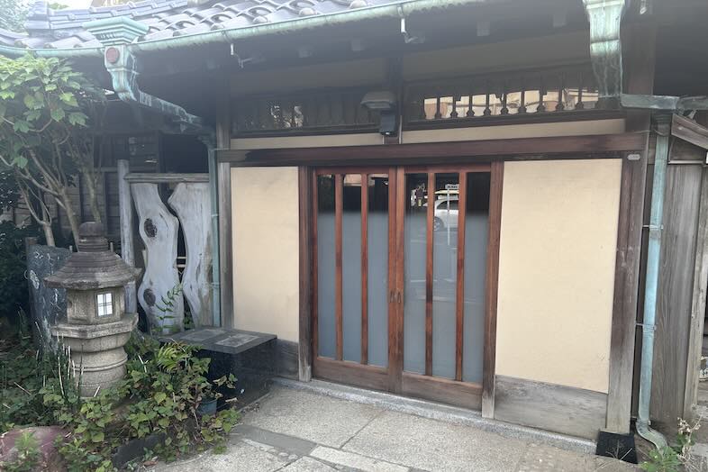 【外観】風格ある引き戸の玄関口