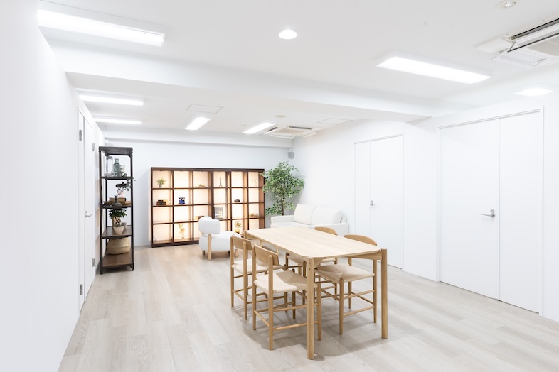 GOBLIN.北参道 -ROADSIDE-｜白壁や本棚など、被写体が映える背景