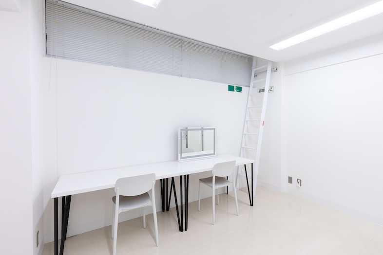 GOBLIN.北参道 -ROADSIDE-｜白を基調としたシンプルな控室