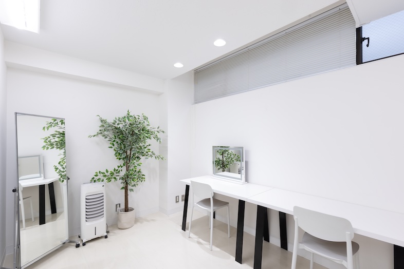 GOBLIN.北参道 -ROADSIDE-｜白を基調としたシンプルな控室