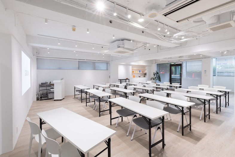 GOBLIN.北参道 -ROADSIDE-｜天井のレールライトが空間全体を明るく照らします