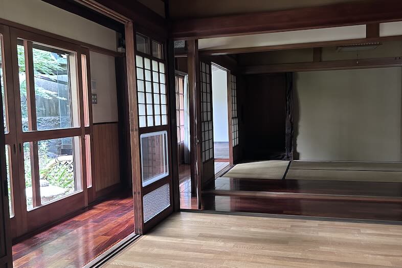 【１階和室】柔らかな自然光が印象的な一枚を演出