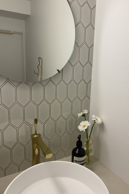 STUDIO DROP｜タイル壁の柄が特徴的な洗面台