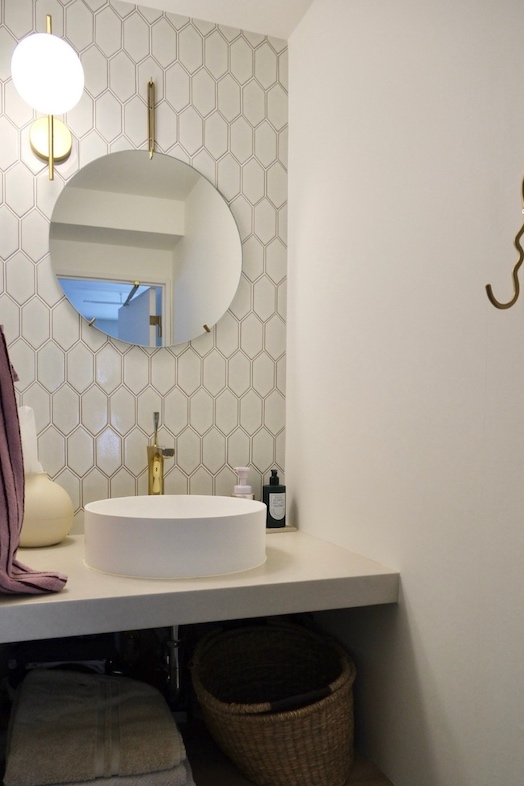 STUDIO DROP｜デザイン性のあるラウンドミラーが特徴の洗面スペース