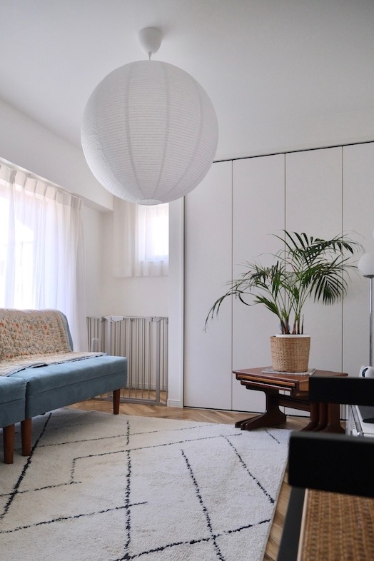 STUDIO DROP｜二面採光の窓から自然光が差し込むリビングルーム