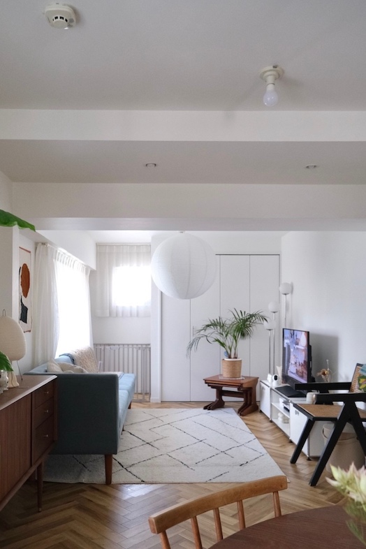 STUDIO DROP｜ホワイトとウッドの空間の中にポップな装飾が遊び心をプラス