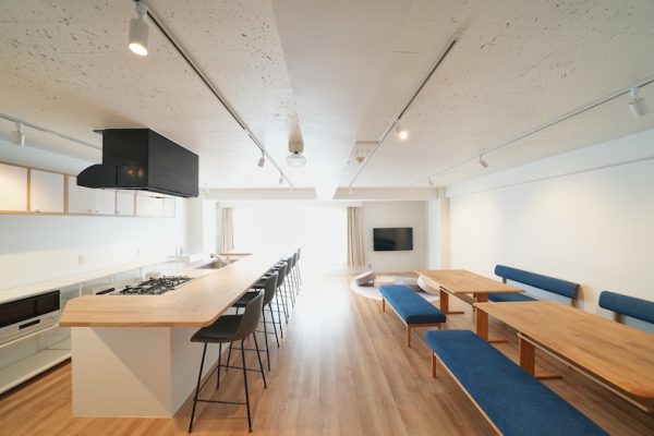 調理シーンから試食・会話シーンまで一連の流れを一箇所で撮影可能