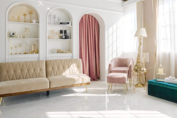 アーチ型の棚やレースカーテンのあるピンク壁など撮影背景が豊富