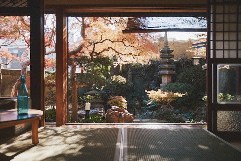 出汁　北千住古民家｜【1階】縁側越しに庭を望む構図