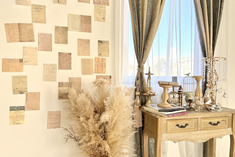 STUDIO ROLAN｜壁面にカリグラフィーアートが飾られヴィンテージな雰囲気に