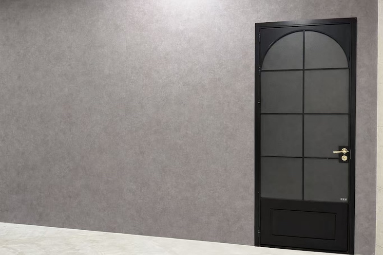 TAO STUDIO toda｜グレー壁のスタジオ入口 左側壁面