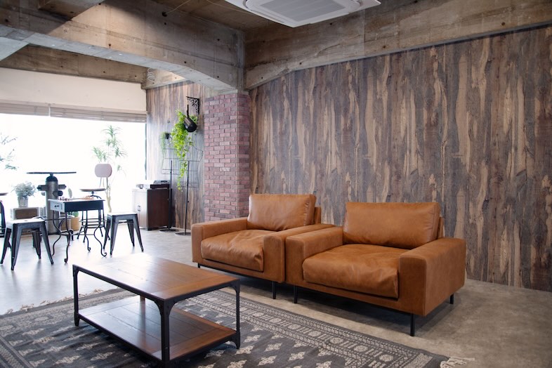 Studio Sweets box ビターキャラメル｜くつろぎのある対談や日常シーンの撮影にフィットする一人がけレザーソファとラフな壁面