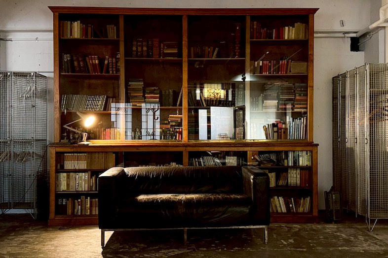 S.H.P. OTOWA FAB STUDIO｜重厚感のある棚を背景に、様々なレイアウトを組んで撮影可能