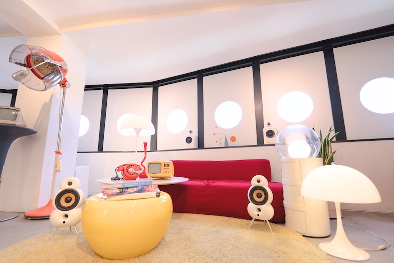 STUDIO PODBASE レトロポップ平和島｜【ソファエリア】宇宙船をイメージした円窓と希少なアイテムが特徴的な近未来テイストの空間