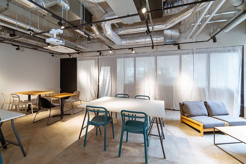 OPEN NAKAMEGURO｜スライディングウォールには視線を遮るカーテンの設置も可能