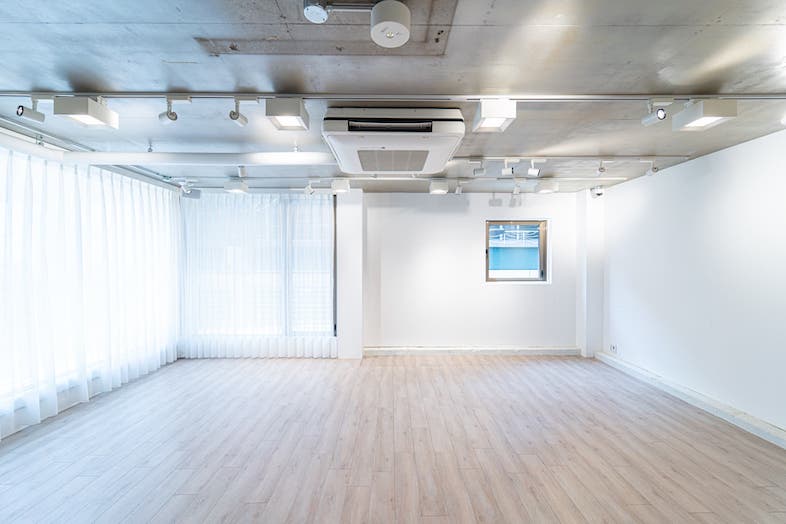 GOBLIN.表参道GALLERY店｜アパレル・雑貨などの商品撮影に！シンプルな空間で撮影できるアートギャラリー風の『撮影スタジオ』