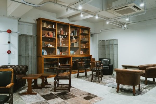 天井のレールライトが空間全体を明るく照らします