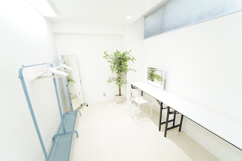 白を基調としたシンプルな控室