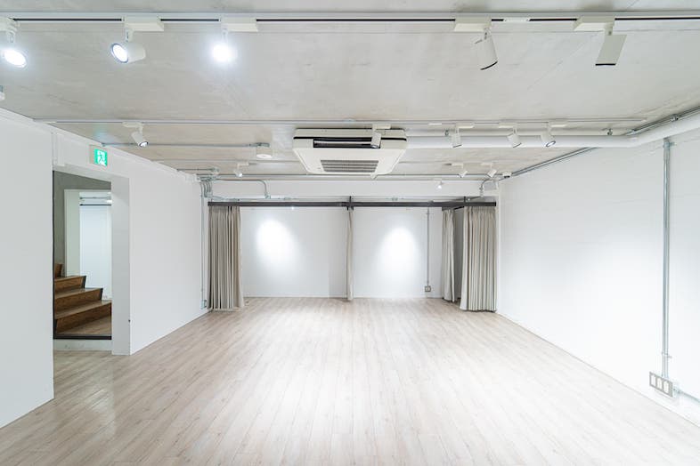 GOBLIN.表参道GALLERY店｜【1F】可動カーテンでゾーニングできる白壁スタジオは、作品展示やトークイベントにも最適