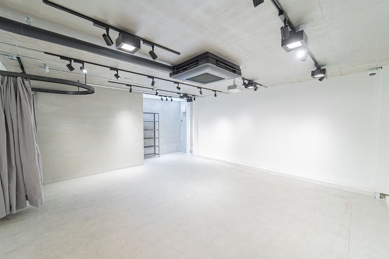 GOBLIN.表参道GALLERY店｜【2F】天井照明が均一に回る広めの空間は、ギャラリーにもスタジオにも変幻自在