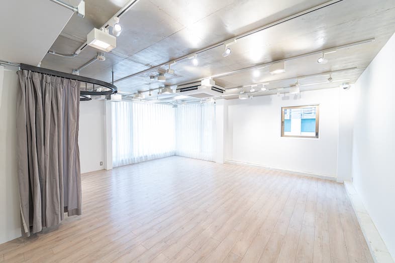 GOBLIN.表参道GALLERY店｜【2F】大きな窓から入る自然光は、美しく際立たせたいポートレートやナチュラル系商品の撮影に最適