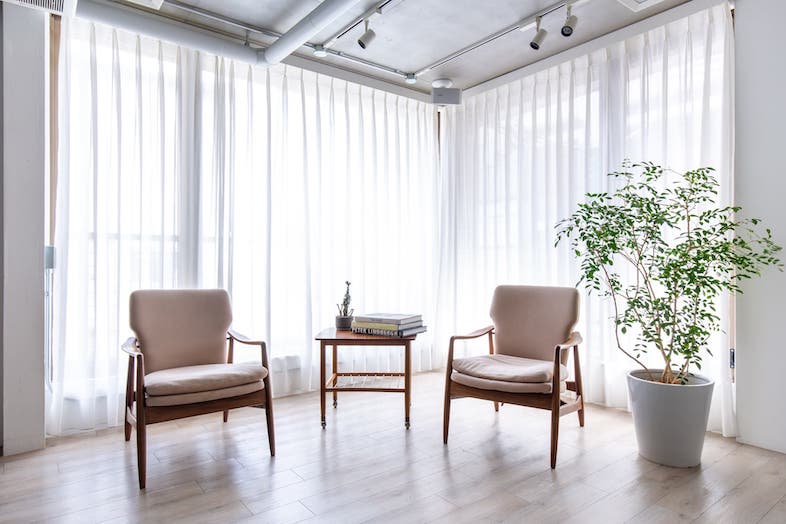 GOBLIN.表参道GALLERY店｜【2F】白やブラウン系のニュートラルな空間は、インタビュー撮影やブランド座談会などにもうってつけ