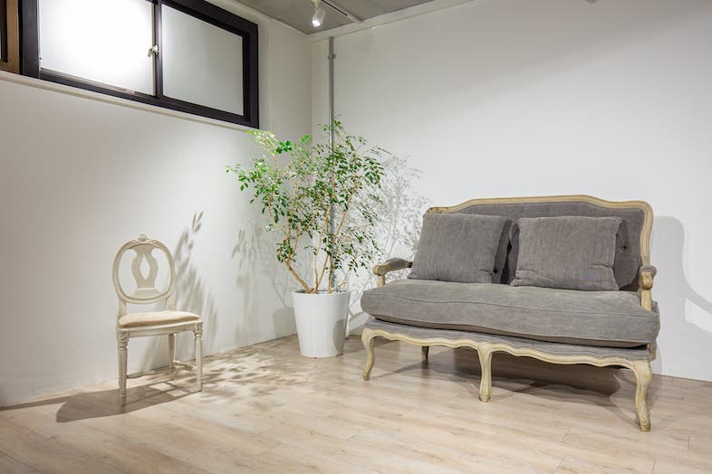 GOBLIN.表参道GALLERY店｜【1F】ソファを置くだけでくつろいだ雰囲気に＆ライフスタイル撮影やゆったりした対談シーンに最適