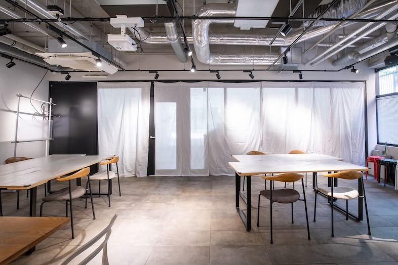 OPEN NAKAMEGURO｜スライディングウォールには、視線を遮るカーテンの設置が可能