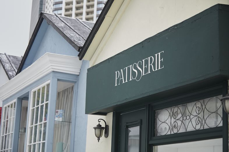 EASE 目黒 -OLD AVENUE-｜PATISSERIEのサインが映えるショップファサード