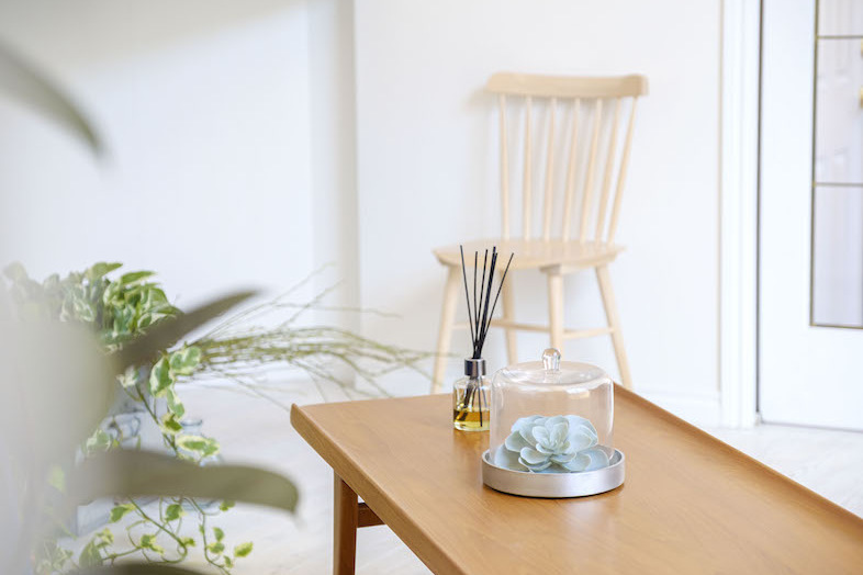 MHM AOBADAI STUDIO｜【1F】木製テーブルとグリーンを生かした物撮りにも