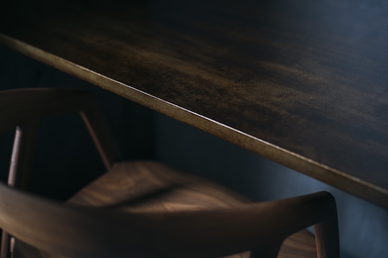 TACTILE HOUSE OSAKA｜【2F】木目の陰影と漆の天板が美しいテーブルカットは、プロダクト・雑誌向けの物撮りにも◎