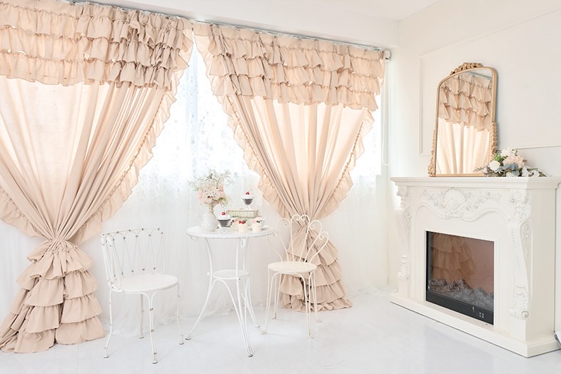 studio Blossom｜レースカーテンと暖炉スペース