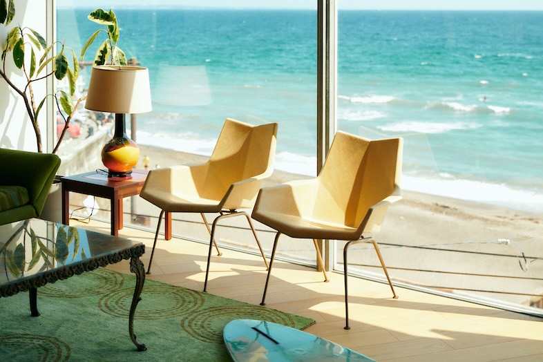 The NOON 七里ヶ浜スタジオ｜海が近いので、リゾート感満載のラウンジカットも撮れる