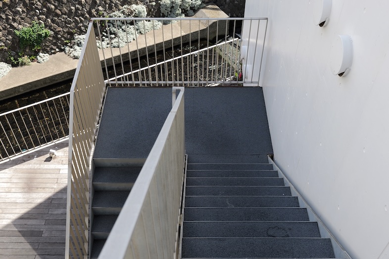 The NOON 七里ヶ浜スタジオ｜コンクリと白壁の外階段