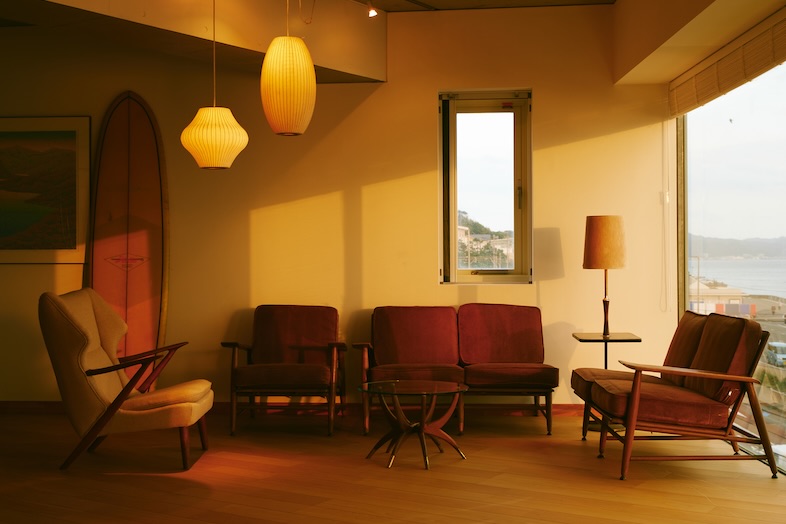 The NOON 七里ヶ浜スタジオ｜オレンジの光が差し込むマジックアワー