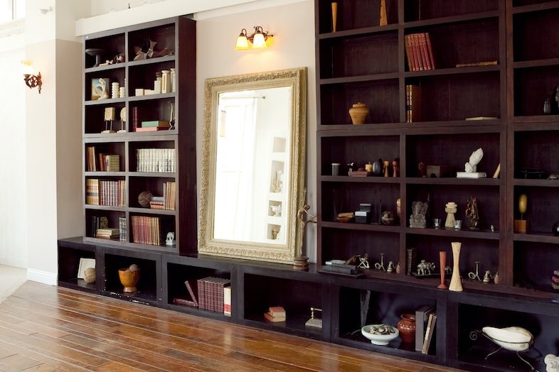 EASE 目黒 -GROUND LIBRARY-｜姿見ミラーと天井まで届くダークウッドの本棚が絶妙にフィットした空間