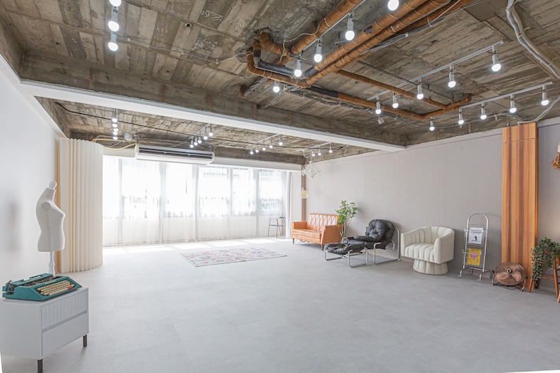 リンゴバケーション神保町店｜広々とした空間に自然光が指差し込むので、ファッション撮影やポートレートに最適