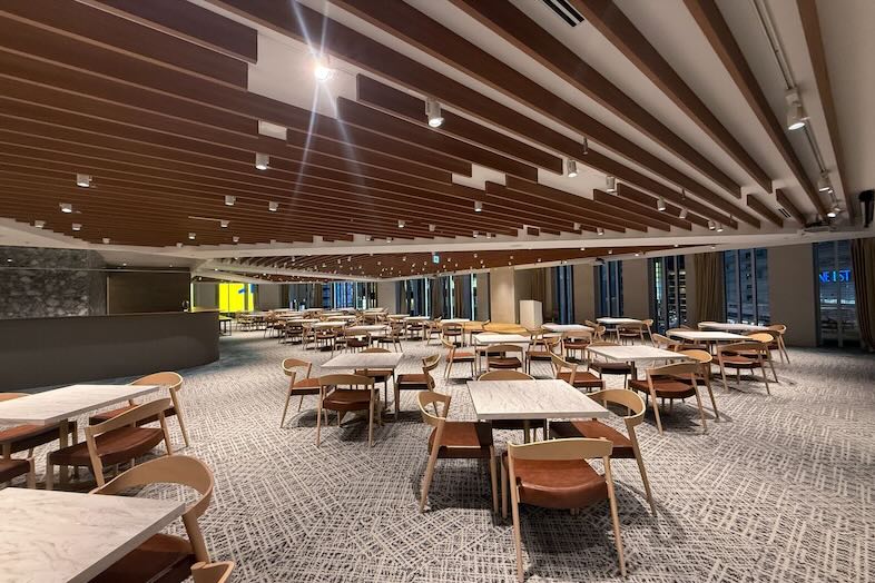 GOBLIN.新宿LOUNGE店｜木目の天井と間接照明が彩るラウンジ空間