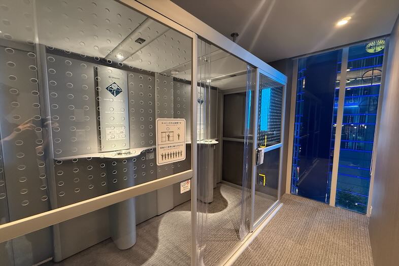 GOBLIN.新宿LOUNGE店｜都会的で洗練された印象の外観