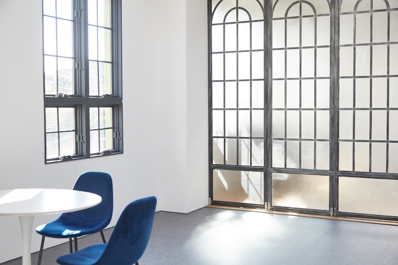 EASE 目黒 -PARIS MANSION 301-｜大きな窓と鮮やかなブルーのチェアはインタビューカットや会話シーンの撮影に最適