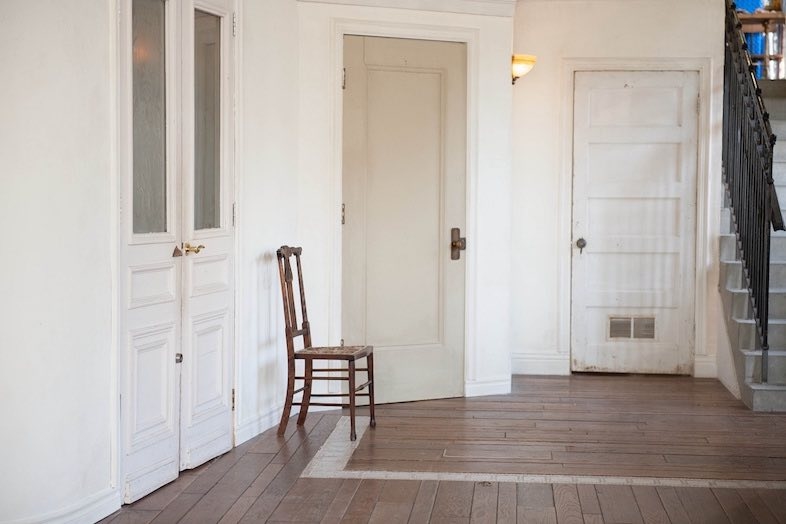 EASE 目黒 -GROUND LIBRARY-｜自然光を活かした、静謐で知的なカット撮影が可能