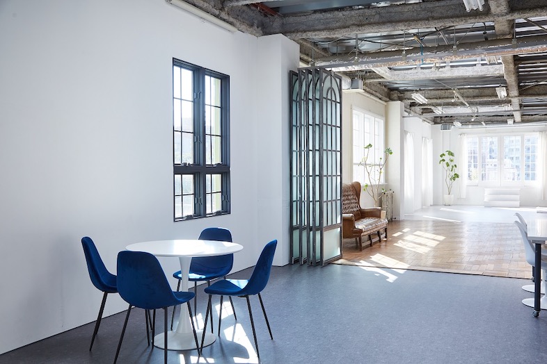 EASE 目黒 -PARIS MANSION 301-｜窓枠風の間仕切りを端っこに寄せれば奥行きのある広々とした空間に早変わり