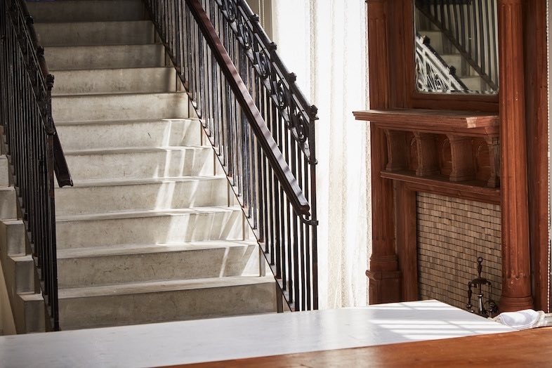 EASE 目黒 -GROUND LIBRARY-｜クラシックな鉄製階段を使って映画のワンシーンのようなカットも撮れる