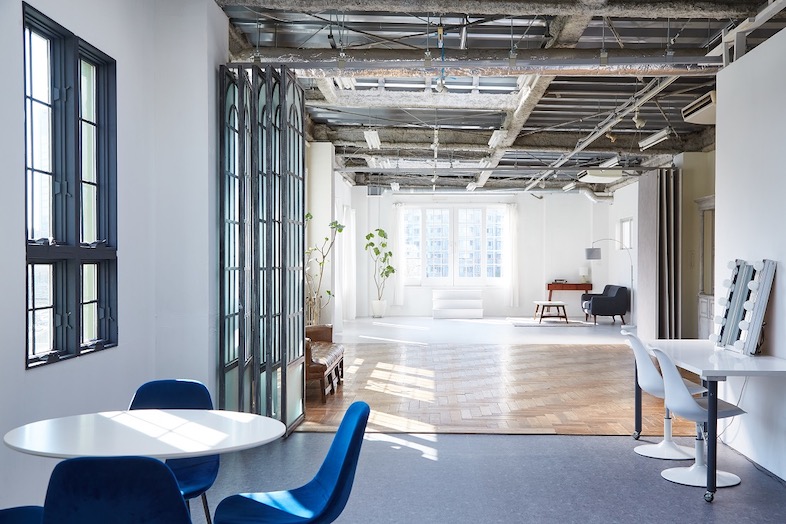 EASE 目黒 -PARIS MANSION 301-｜ブルーのチェアとウッド家具のコントラストがフォトジェニックな空間