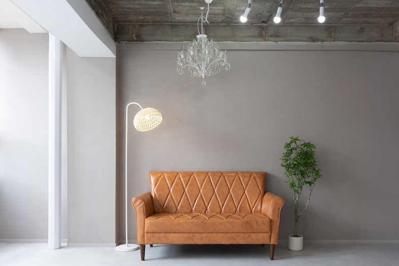 リンゴバケーション神保町店｜革ソファと間接照明が生み出す、温かみのある雰囲気はカジュアルなインタビューにもおすすめ